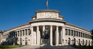 Vista panorámica completa de la fachada del Museo Nacional del Prado, uno de los top 5 mejores lugares en Madrid para turismo artístico cultural.